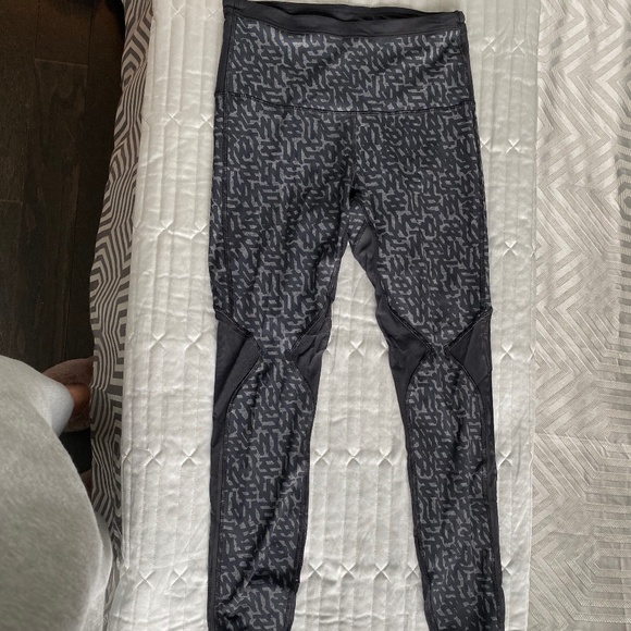 Lululemon Full Length Pants with Sheer Paneling on Side and Back - Size 6 - Picture 1 of 2